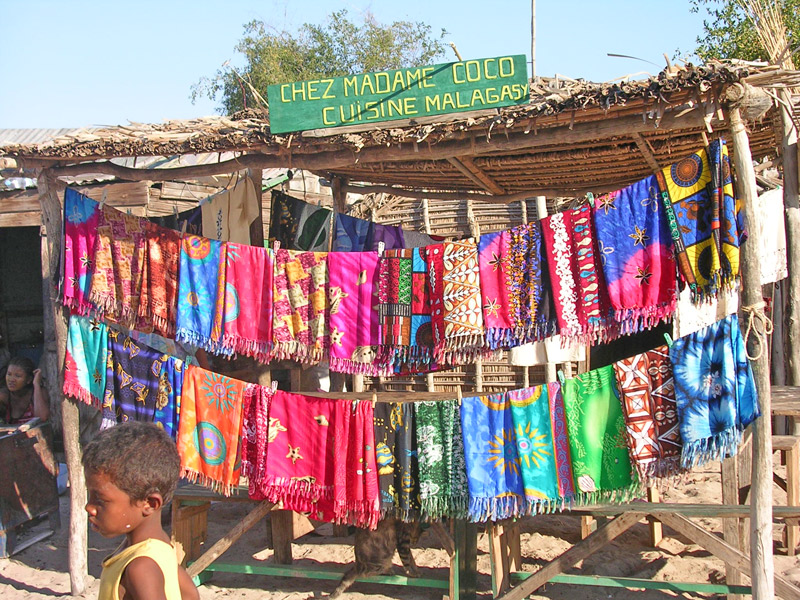 Boutique malgache bariolée, ça donne envie de tout acheter