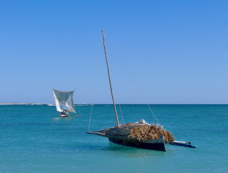 Bateau traditionnel malgache à voile carrée