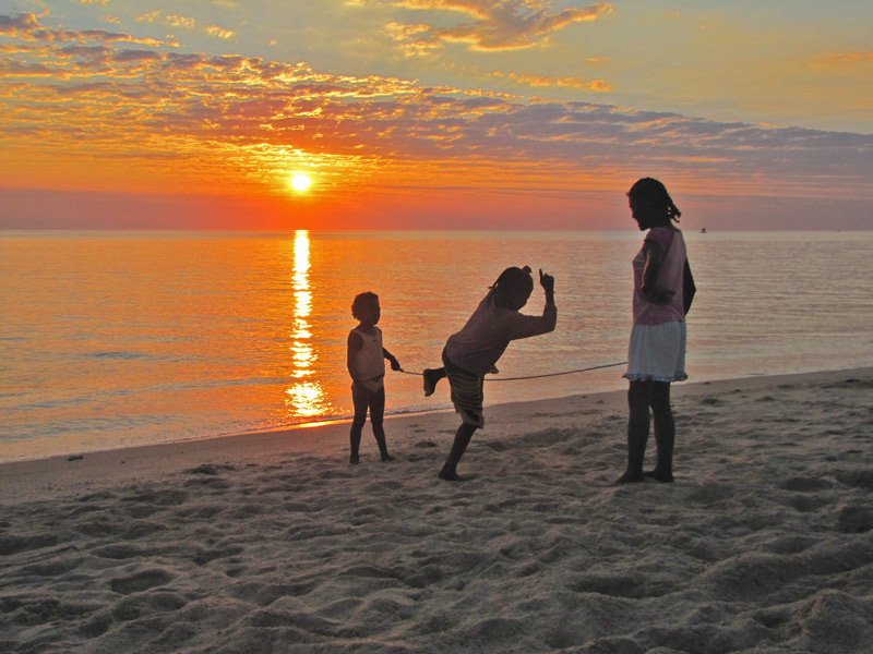 Enfants jouant sur la plage, le soir