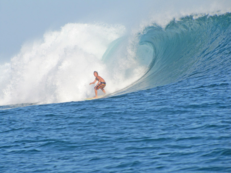 Surfeur dans les rouleaux, impressionnant, non ?